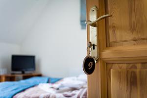 A bed or beds in a room at Zenit Panzió