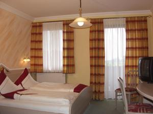 Postel nebo postele na pokoji v ubytování Gasthof-Hotel Dilger
