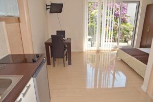Kuchyň nebo kuchyňský kout v ubytování Apartments Mianiko