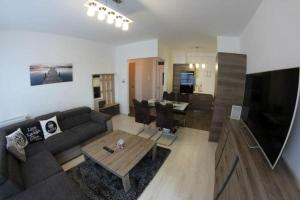 salon z kanapą i jadalnią w obiekcie Urban Apartman w Miszkolcu