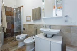 A bathroom at Dimora Villa Ada