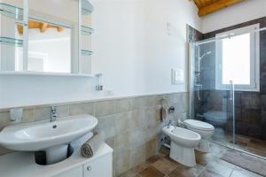 A bathroom at Dimora Villa Ada