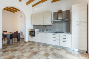 A kitchen or kitchenette at Dimora Villa Ada