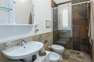 A bathroom at Dimora Villa Ada