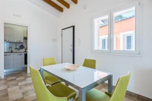 A kitchen or kitchenette at Dimora Villa Ada
