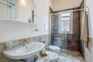 A bathroom at Dimora Villa Ada