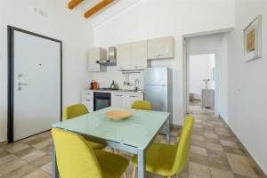 A kitchen or kitchenette at Dimora Villa Ada
