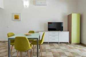 A television and/or entertainment centre at Dimora Villa Ada