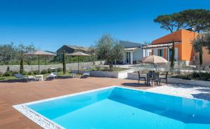 The swimming pool at or close to Dimora Villa Ada