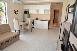 Kuchyň nebo kuchyňský kout v ubytování Apartments Mianiko