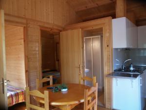 A kitchen or kitchenette at Camping Ainsa
