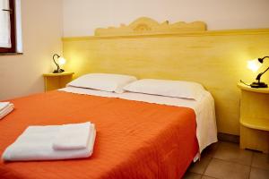 una camera da letto con un letto e due asciugamani di Appartamento Fresia a Cala Gonone