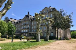 stary budynek z drzewami przed nim w obiekcie RESIDENCIAL MONDARIZ BALNEARIO 123 w mieście Mondariz-Balneario