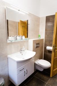 A bathroom at Zenit Panzió