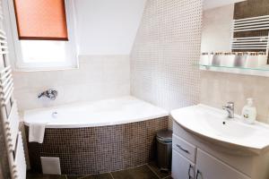 A bathroom at Zenit Panzió