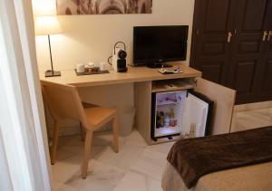 A television and/or entertainment centre at Hotel Boutique Convento Cádiz