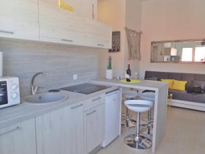 Kuchyňa alebo kuchynka v ubytovaní Apartment ELA enjoy breathtaking seaview