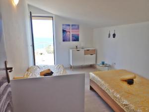 Apartment ELA enjoy breathtaking seaview tesisinde bir oturma alanı