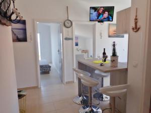 Televízia a/alebo spoločenská miestnosť v ubytovaní Apartment ELA enjoy breathtaking seaview