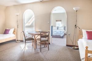 Postel nebo postele na pokoji v ubytování Karle Hotel