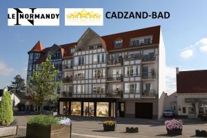een weergave van een gebouw met de wordscardeland en slecht bij Le Normandy 5star in Cadzand