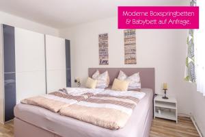 Letto o letti in una camera di Ferienwohnung Agerblick 3 Zimmer mit Küche, 83m2
