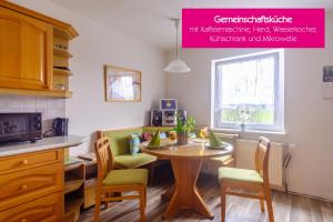 uma cozinha com uma mesa e cadeiras numa cozinha em Ferienwohnung Agerblick 3 Zimmer mit Küche, 83m2 em Lenzing