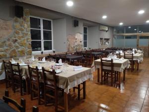 a dining room with tables and chairs in a restaurant at Balneario Casa Pallotti in Carranza