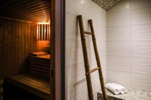 サント・マリー・ド・レにあるHôtel Les Vignes de la Chapelle, "The Originals Relais"のウォークインシャワー(木製の追加機2台付) +37枚の写真