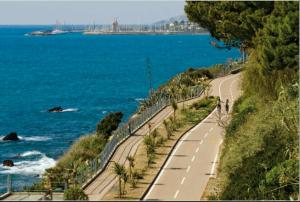 una strada vicino all'oceano con gente che ci cammina sopra di Alba Marina a San Lorenzo al Mare