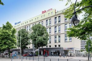 un grande edificio bianco su una strada cittadina di ibis budget Berlin Kurfürstendamm - neu renoviert a Berlino