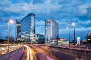 uma cidade com edifícios altos e tráfego numa auto-estrada em HYPERION Hotel München em Munique