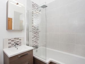 Ένα μπάνιο στο White House Apartments-Free parking 1 car per apartment +55 φωτογραφίες