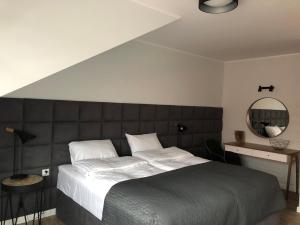 Posteľ alebo postele v izbe v ubytovaní Apartamenty Leśna 1