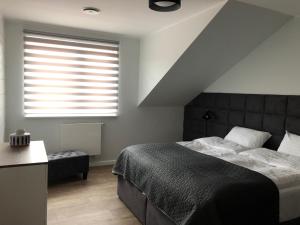Posteľ alebo postele v izbe v ubytovaní Apartamenty Leśna 1