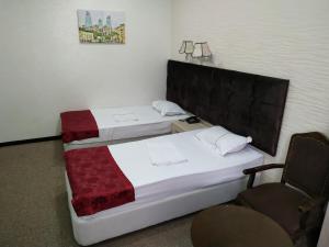 En eller flere senge i et værelse på Consul Hotel