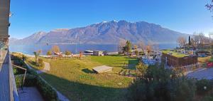 einen Blick auf einen See mit einem Berg im Hintergrund in der Unterkunft Campione Splendid View by Gardadomusmea in Campione del Garda