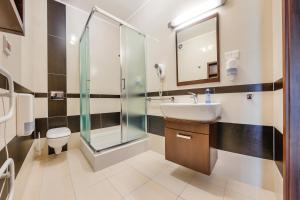 科沃布热格Verano, Sun & Snow的带水槽、淋浴和马桶的浴室