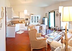 eine Küche und ein Wohnzimmer mit einem Tisch und Stühlen in der Unterkunft Campione Splendid View by Gardadomusmea in Campione del Garda