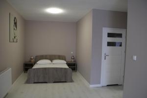 ein Schlafzimmer mit einem Bett und zwei Kissen darauf in der Unterkunft M&M Spanie in Leszno