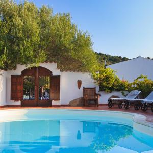 een villa met een zwembad voor een huis bij Saltara in Santa Teresa Gallura