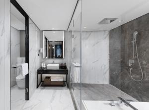 Baðherbergi á Wyndham Grand Yangon