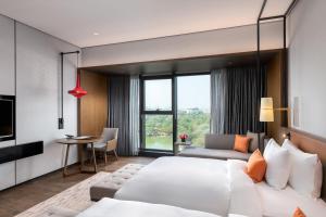 Rúm í herbergi á Wyndham Grand Yangon