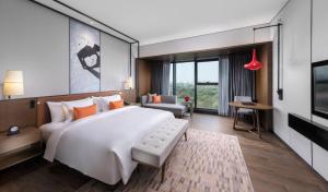 Rúm í herbergi á Wyndham Grand Yangon