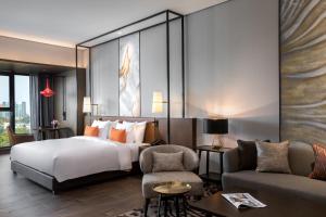 Rúm í herbergi á Wyndham Grand Yangon