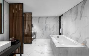 Baðherbergi á Wyndham Grand Yangon