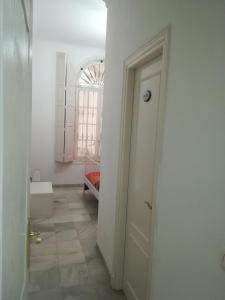 a hallway with a white door and a window at Apartamento San Miguel Caballeros in Jerez de la Frontera