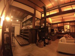 The lounge or bar area at 古民家ゲストハウス ナマケモノ