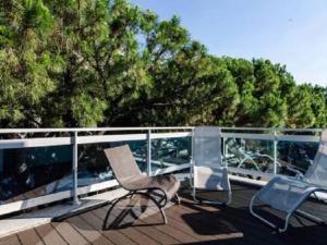 tres sillas sentadas en la cubierta de un barco en Hotel Mare Live, en Lido di Jesolo