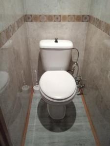 a bathroom with a white toilet in a room at Apartamento Valeria para 14 personas in Benidorm